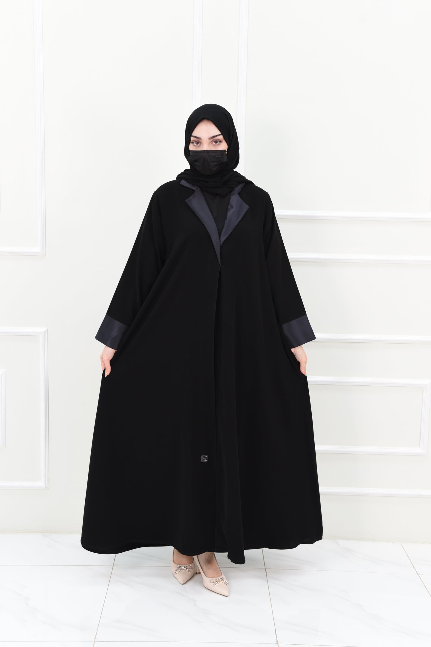 Abaya with taffeta collar and sleeves