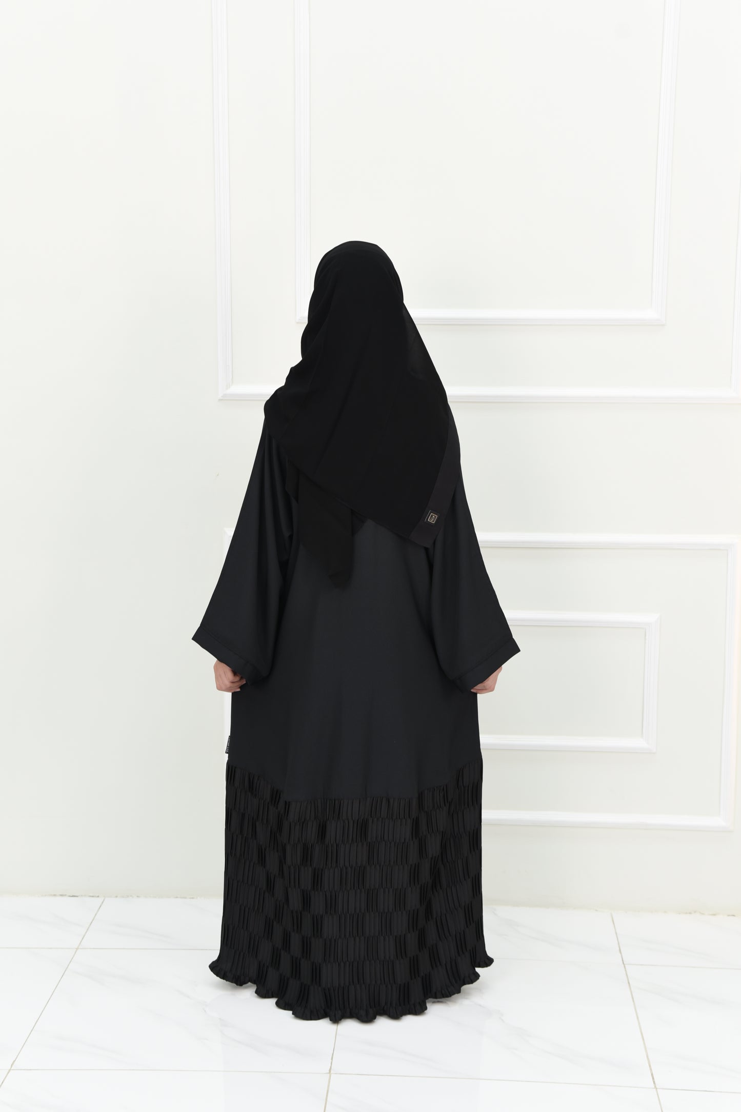 Classic Black Girl’s Abaya – Wide Sleeves & Elegant Trim