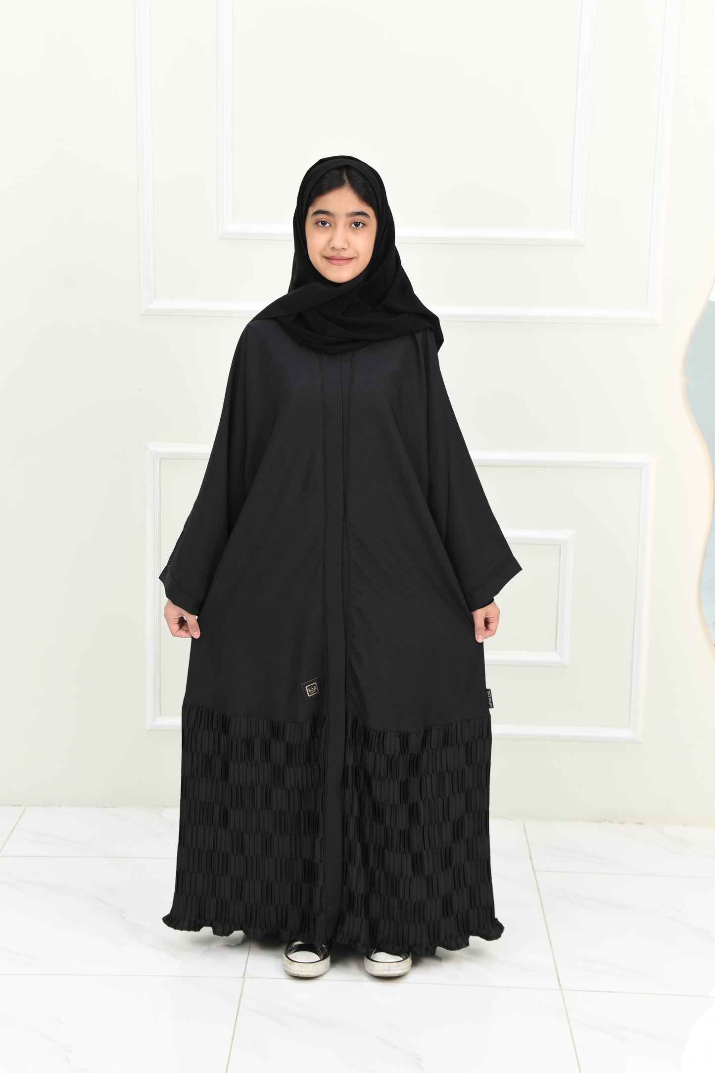 Classic Black Girl’s Abaya – Wide Sleeves & Elegant Trim