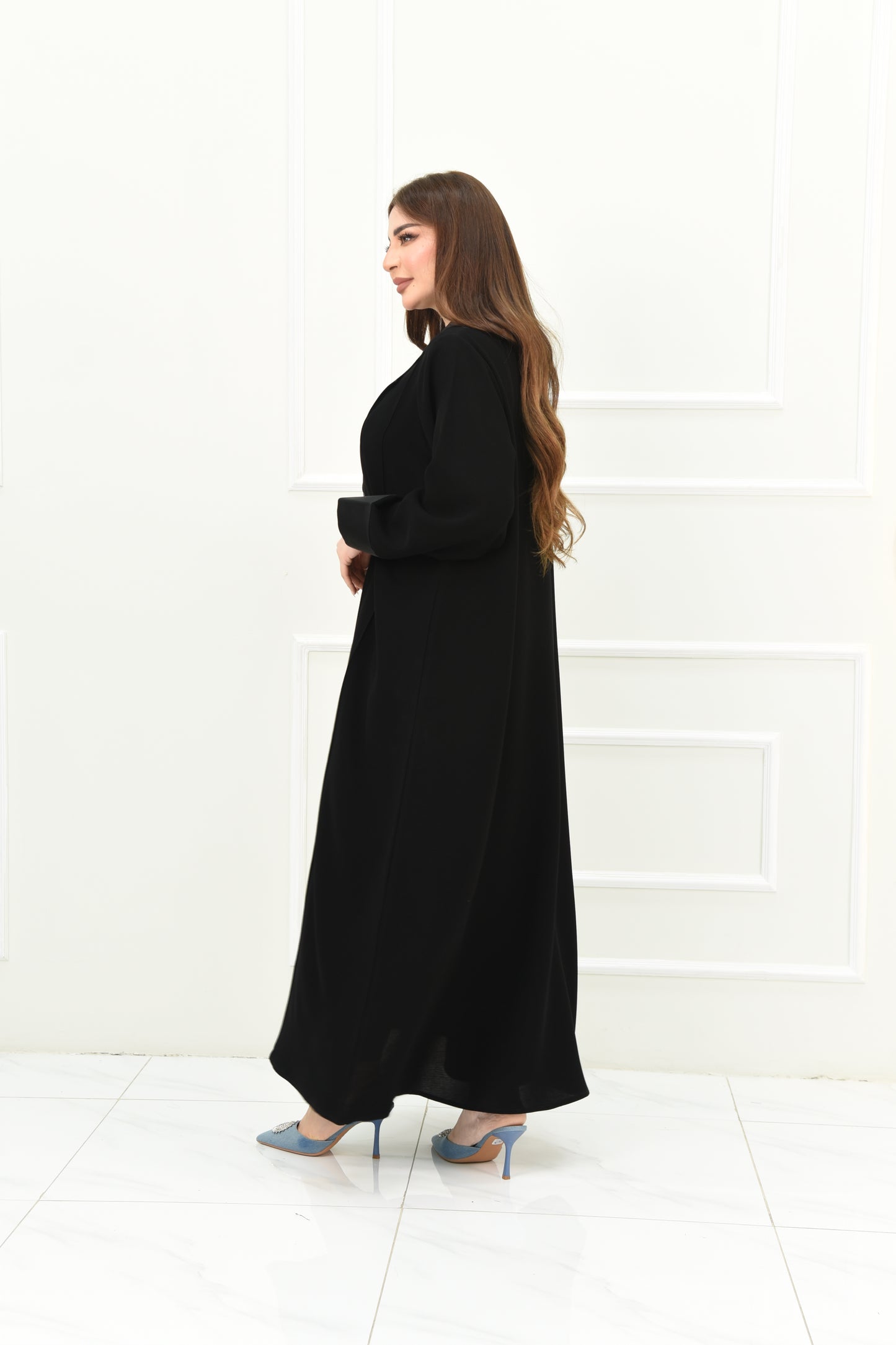 An elegant abaya with a rever collar and satin sleeves