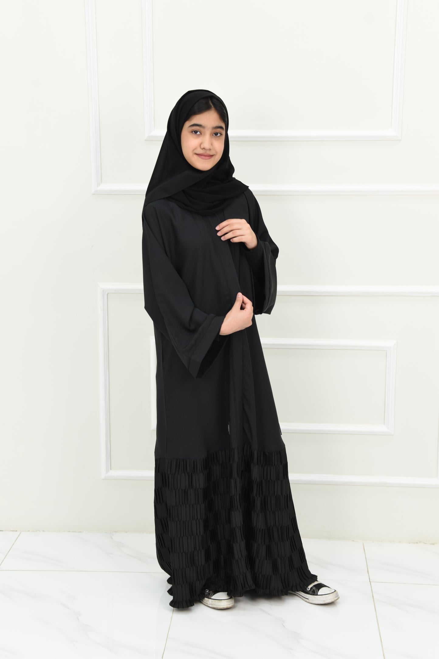 Classic Black Girl’s Abaya – Wide Sleeves & Elegant Trim