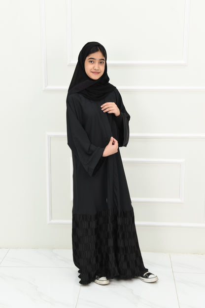 Classic Black Girl’s Abaya – Wide Sleeves & Elegant Trim