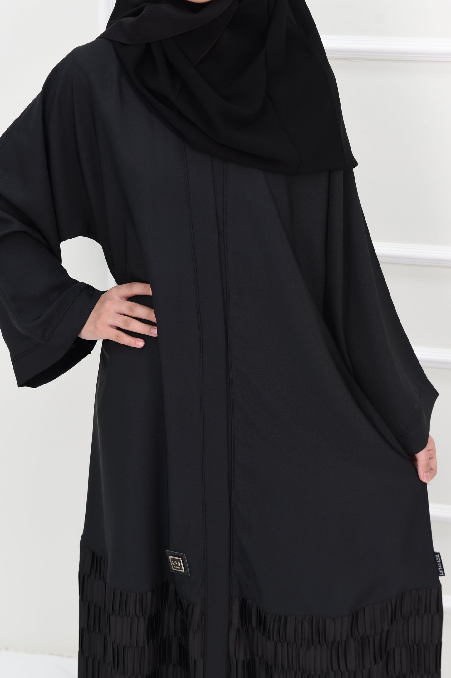 Classic Black Girl’s Abaya – Wide Sleeves & Elegant Trim