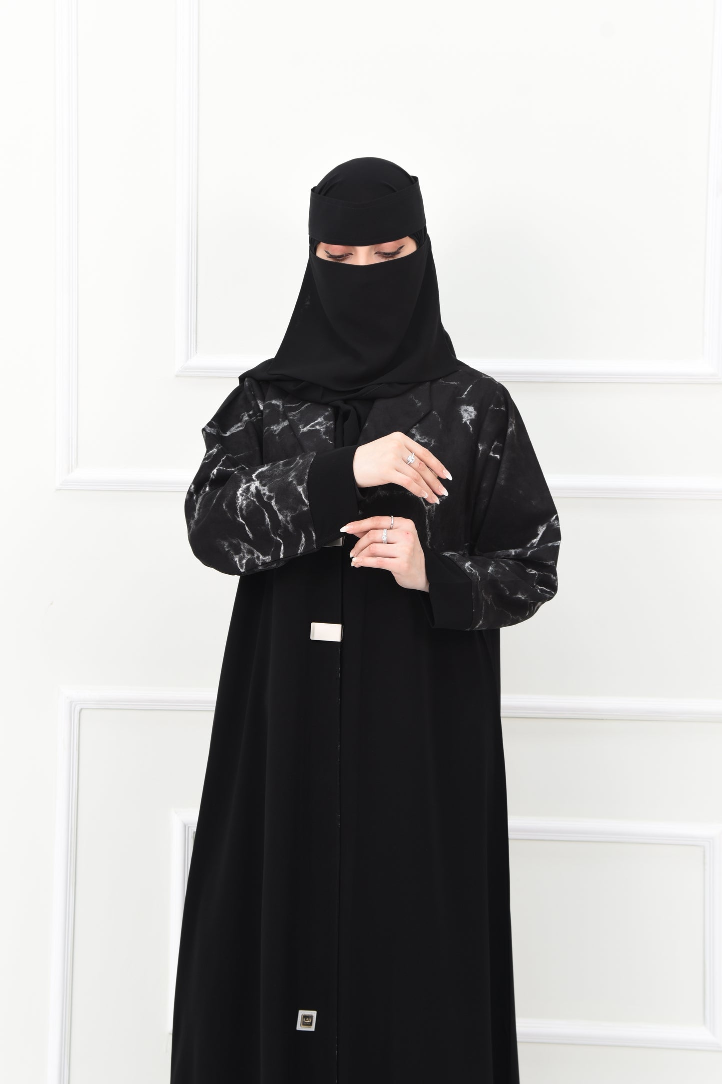 Black Marble-Patterned Abaya with Modern Metallic Clasp