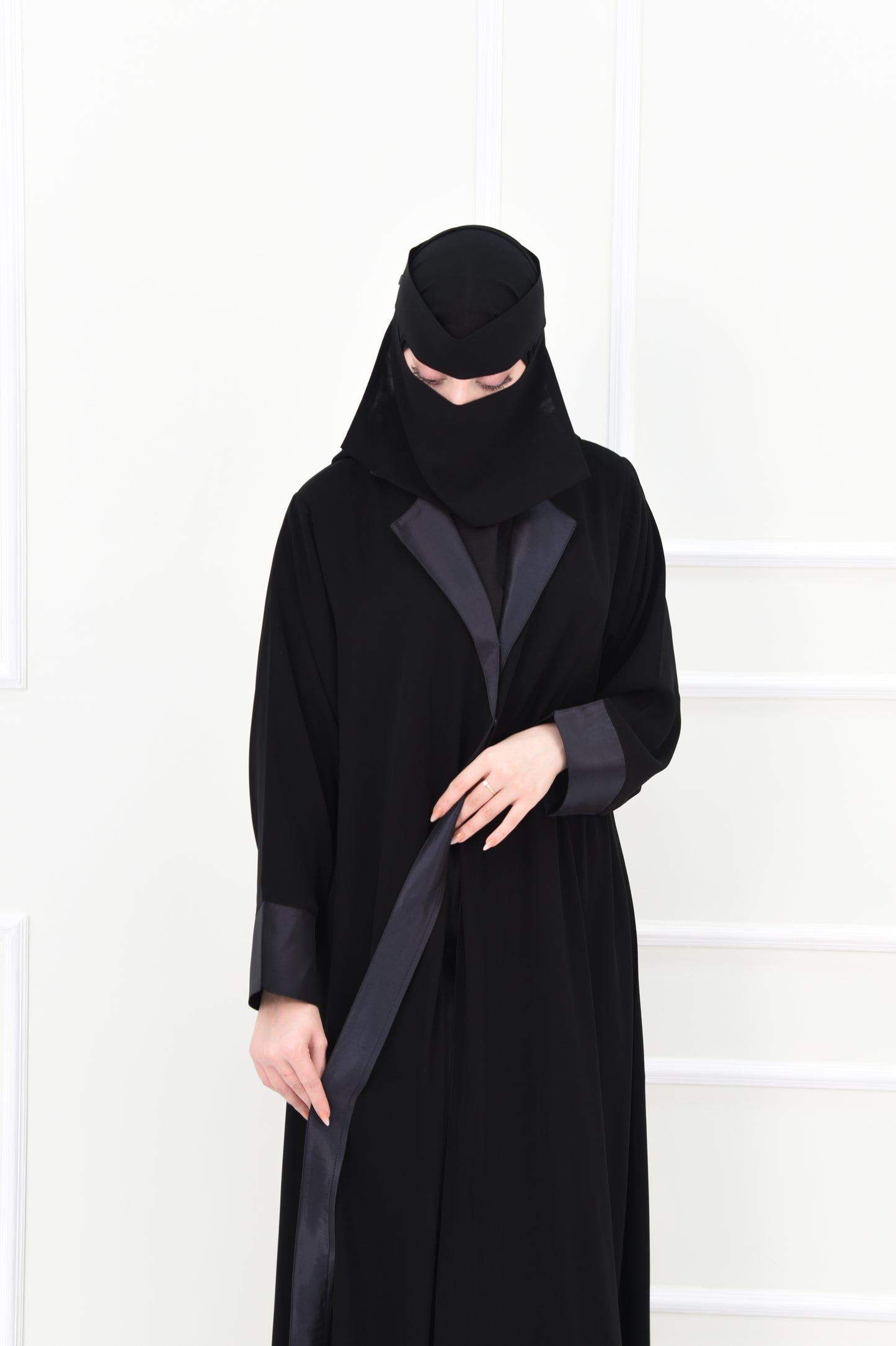 Abaya with taffeta collar and sleeves