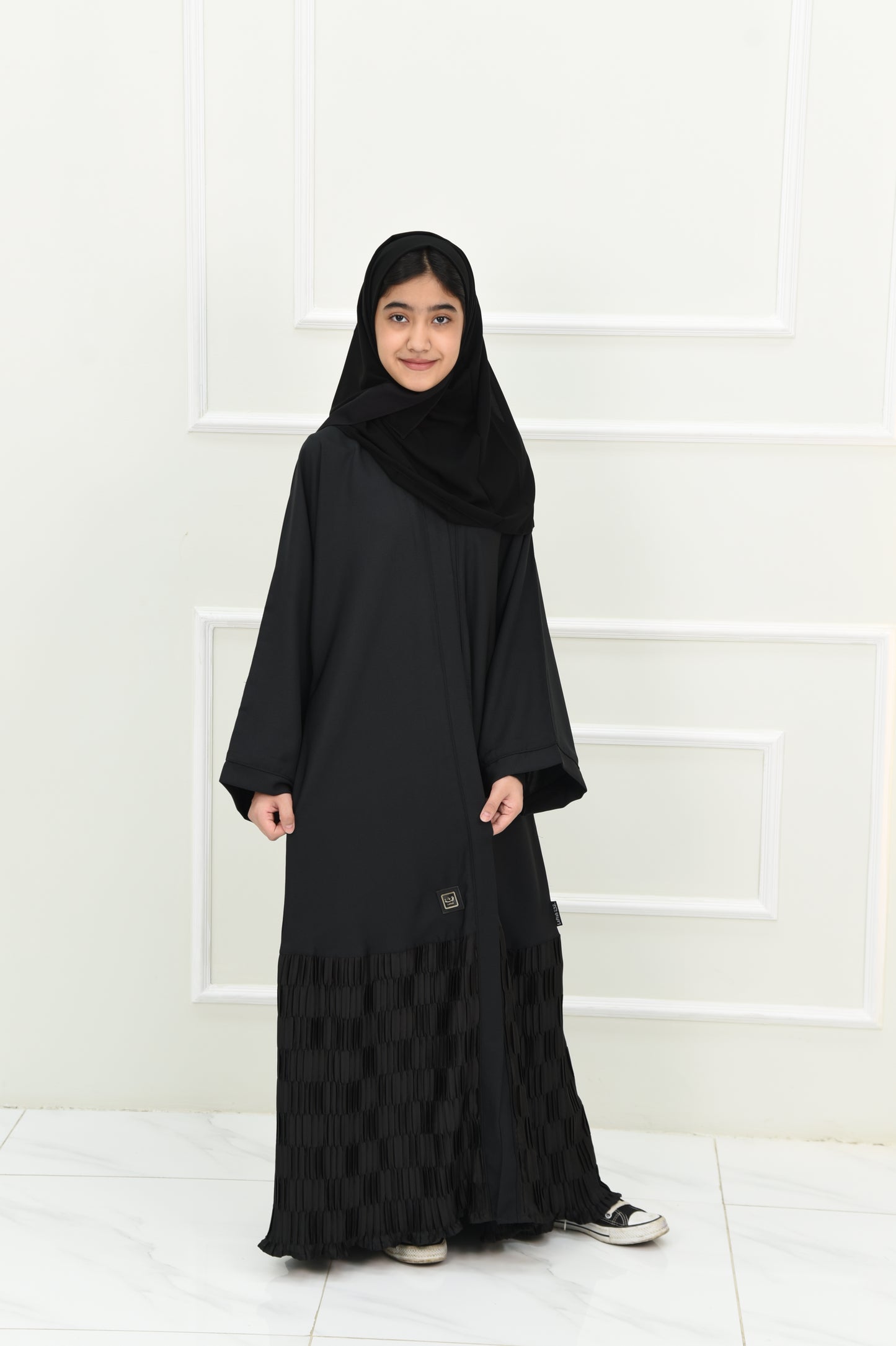 Classic Black Girl’s Abaya – Wide Sleeves & Elegant Trim
