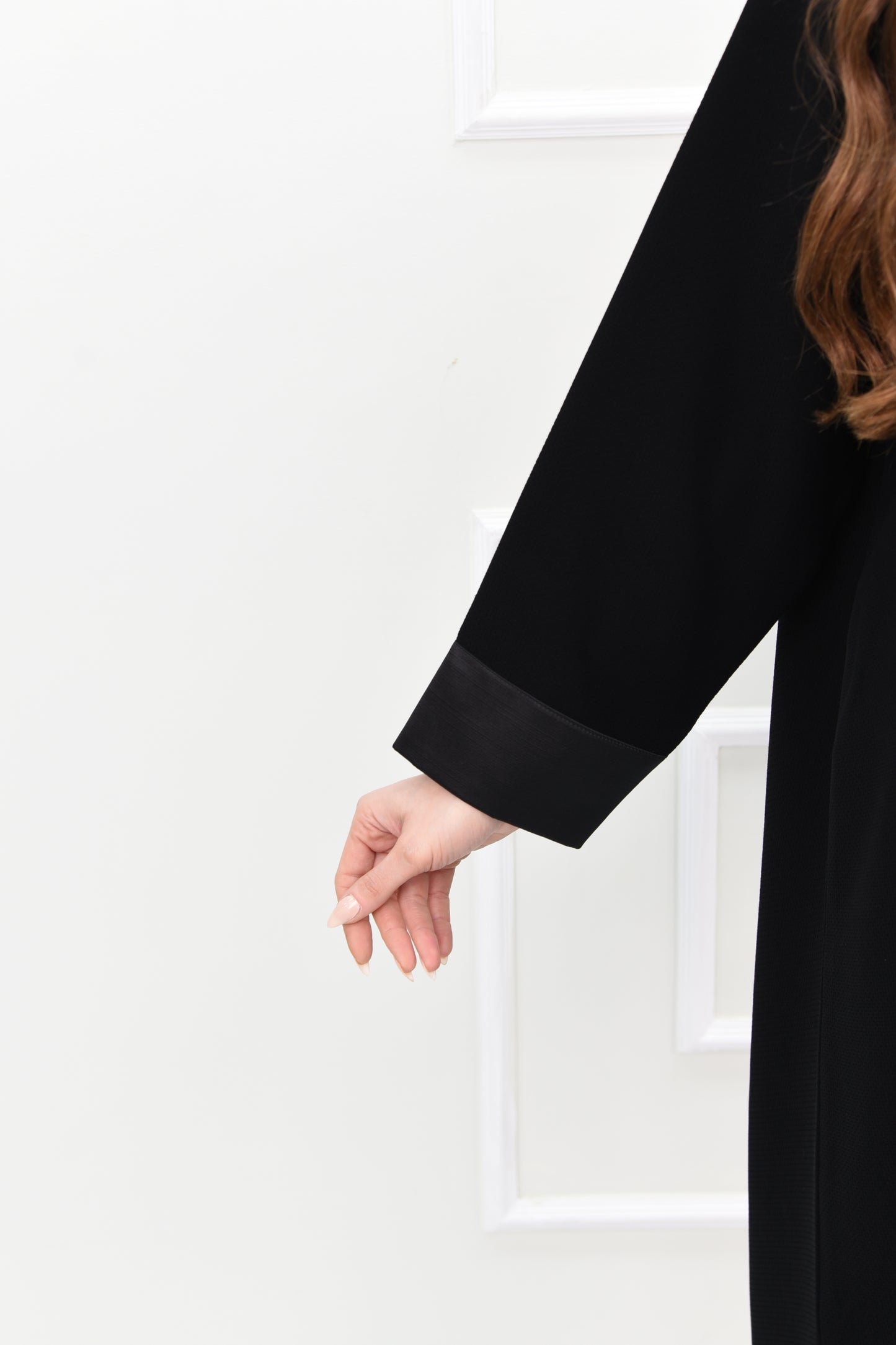 An elegant abaya with a rever collar and satin sleeves